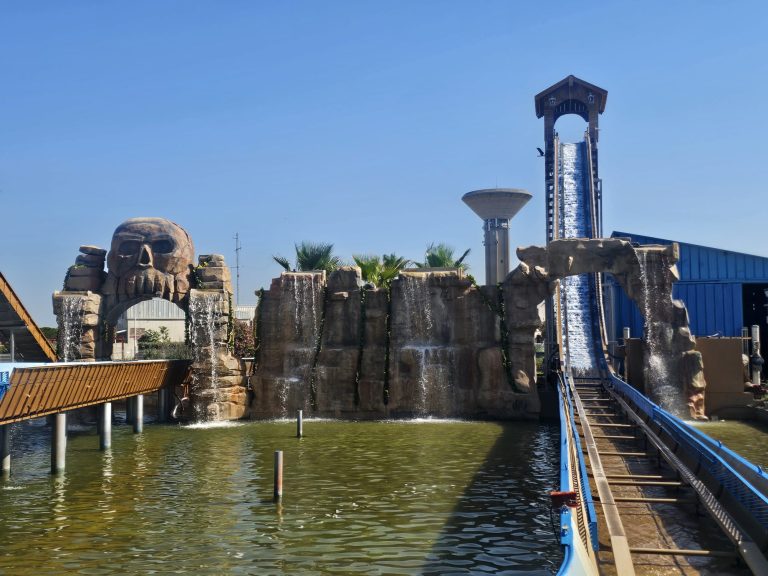 Allestimento di attrazione acquatica Flume Ride a Montpellier